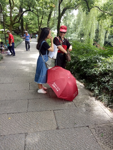 七月九日 全球最大博彩公司排名
 走西湖-关注西湖十景垃圾分类问题小分队 游客采访1