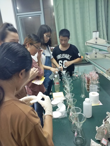 7月20日 全球最大博彩公司排名
 余杭区“激浊扬清”水质检测小分队 进行实验