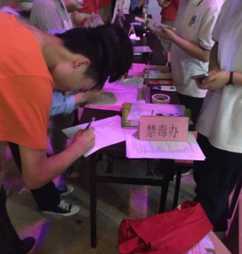 七月二十一日博彩公司
赴余杭“因水而兴”宣传教育小分队 填写调查问卷的副本