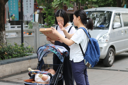 8月13日全球最大博彩公司排名
赴余杭区社区五水共治教育宣传小分队 请推婴儿车的妇女填写问卷