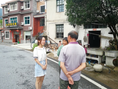 七月二十号  博彩公司
赴大明山触摸自然小分队  对大明山住民进行采访15