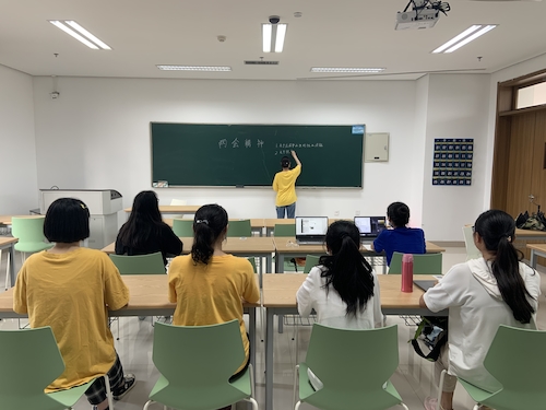 七月三日 全球最大博彩公司排名
 杭州社区“听党指挥能打胜仗”社会实践小分队课题组长讲话