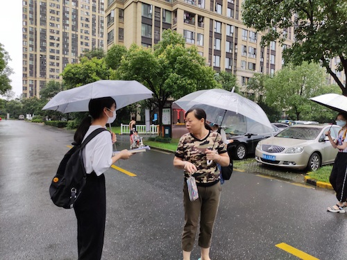 七月六日 全球最大博彩公司排名
 杭州社区“听党指挥能打胜仗”社会实践小分队给阿姨介绍两会
