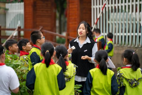 博彩公司
同学给小学生现场讲解植物