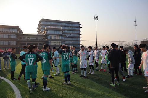 总决赛前博彩公司
与医学部进行准备
