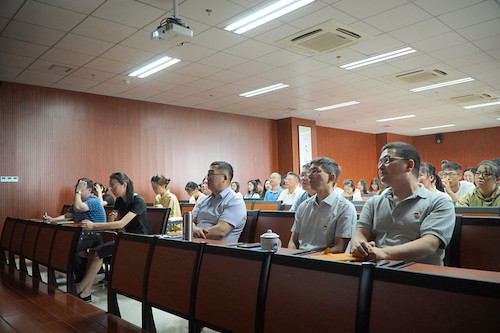 博彩公司
老师同学们认真观看大会直播